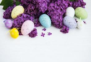 fleurs lilas printanières et œufs de pâques