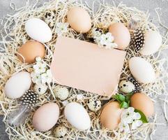 oeufs de pâques et carte de voeux photo