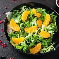 salade de laitue aux agrumes, mélange de feuilles, repas de mandarine ou d'orange photo