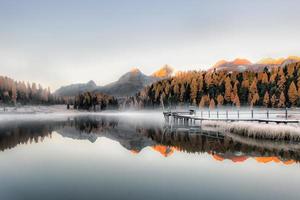 petit lac lac alpin avec brouillard à l'aube photo