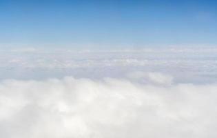 nuages blancs et ciel bleu photo