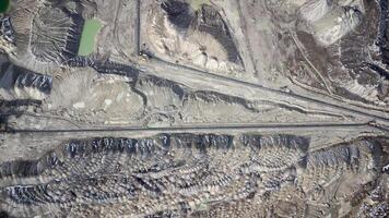 vue aérienne de la mine à ciel ouvert. tir de drone de l'activité minière de charbon. pollution de l'eau. extraction. paysage détruit. environnement apocalyptique. perturbation de la nature. photo
