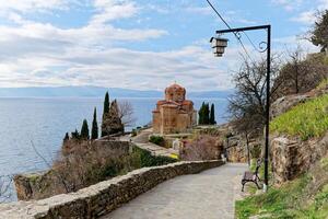 vue de le église de Saint John le théologien dans Lac Ohrid, Nord macédoine. Voyage destination avec culturel et Naturel intérêt. unesco monde patrimoine placer. photo