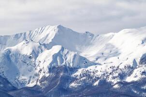 vue imprenable sur les différents sommets des montagnes avec de la neige en hiver. belle chaîne de montagnes et attraction incroyable pour les alpinistes. style de vie aventureux. photo