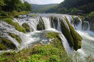 cascades de una nationale parc dans Bosnie et herzégovine. une réseau de rivière ruisseaux, piscines, l'eau rapides, canyons et cascades. photo