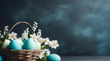 une panier de coloré des œufs avec fond sur une bleu Contexte. Pâques Oeuf concept, printemps vacances photo