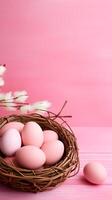 une panier de coloré des œufs avec fond sur une rose Contexte. Pâques Oeuf concept, printemps vacances photo