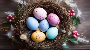 une panier de coloré des œufs avec fond sur en bois sol. Pâques Oeuf concept, printemps vacances photo