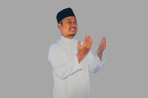 musulman asiatique homme souriant et montrant reconnaissant geste photo
