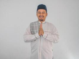 musulman asiatique homme souriant à donner salutation pendant Ramadan fête photo