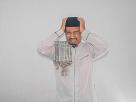 musulman asiatique homme montrant stressé expression isolé sur blanc Contexte photo