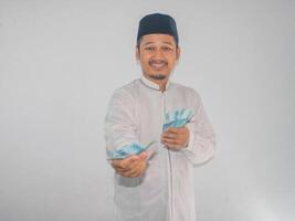 asiatique musulman homme faire un don le sien argent photo