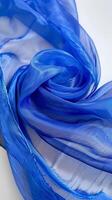 élégant plis de Royal bleu soie créer fluide vagues et une visuel couler, mise en évidence le luxueux texture et riches couleur. photo