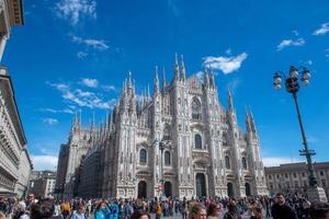 Milan Italie 2024 piazza del duomo dans Milan avec galleria Vittorio emanuele pendant le journées de le plus important répandu un événement dans le monde dévoué à conception photo