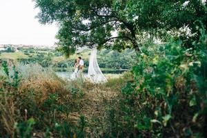 jeune couple, une fille et un gars marchent dans le domaine photo