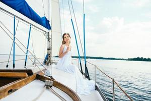 Jeune fille sur le pont du yacht en bois à voile