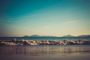 vague sur la plage photo