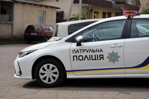 ternopil, Ukraine - juillet 7, 2023 ukrainien patrouille police blanc voiture avec police lumières et décalcomanies dans jour photo