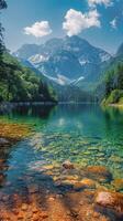 bordé d'arbres Lac avec Montagne Contexte photo