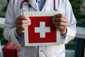 ai généré Masculin médecin avec premier aide symbole dans soins de santé paramètre. photo