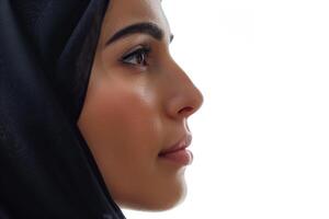 ai généré profil de un arabe saoudien femme visage avec parfait peau isolé sur une blanc Contexte photo