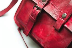 ai généré rouge cuir main fabriqué sac sur une blanc Contexte photo