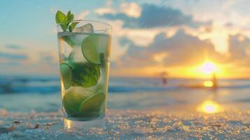 le congelé verre de Mojito les boissons sur le plage à le coucher du soleil avec brouiller Contexte. photo