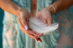 mains en portant une blanc plume photo