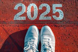 le début de 2025 est écrit sur une coloré route. conceptuel photo de le à venir Nouveau année 2025. Nouveau année concept, motivation, affaires promotion, étape avant, en mouvement avant, espérer
