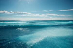 une magnifique bleu océan avec vagues et des nuages photo