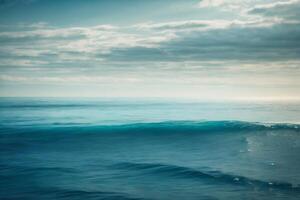 une magnifique bleu océan avec vagues et des nuages photo