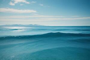 une magnifique bleu océan avec vagues et des nuages photo