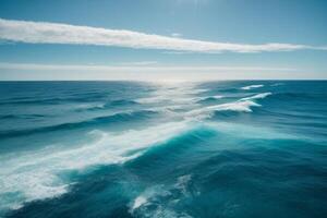 bleu océan avec des nuages et Soleil dans le ciel photo