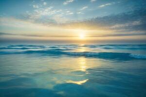 une magnifique plage avec vagues et bleu ciel photo