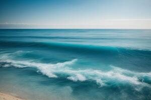 une magnifique plage avec vagues et bleu ciel photo