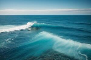 bleu océan vagues et Soleil des rayons dans le océan photo
