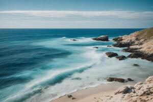 bleu océan vagues et Soleil des rayons dans le océan photo