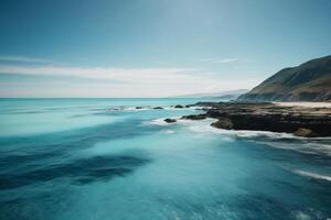 bleu océan vagues et Soleil des rayons dans le océan photo