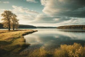 une Lac entouré par des arbres et herbe à lever du soleil photo