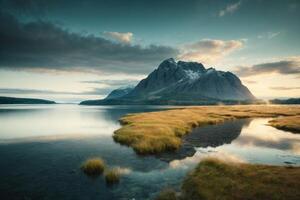 une Montagne intervalle est réfléchi dans le l'eau à le coucher du soleil photo