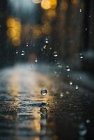 gouttes de pluie sur le route à nuit photo