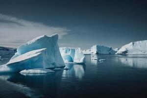 icebergs dans le l'eau avec une nuageux ciel photo