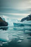 icebergs flottant dans le l'eau à le coucher du soleil photo