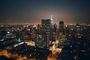 une ville horizon à nuit avec lumières sur photo