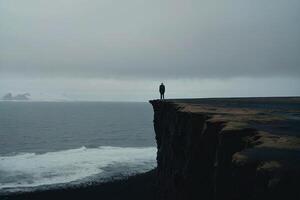 homme permanent sur Haut de une Montagne dans Islande photo