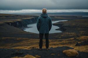 homme permanent sur le bord de une falaise surplombant le irlandais paysage photo