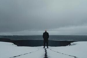 homme permanent sur le bord de une falaise surplombant le irlandais paysage photo