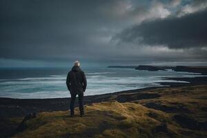 homme permanent sur le bord de une falaise surplombant le irlandais paysage photo