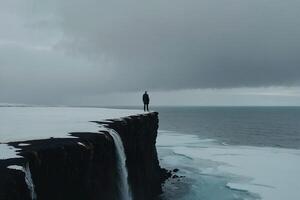 homme permanent sur le bord de une falaise surplombant le irlandais paysage photo