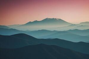 une Montagne intervalle avec une le coucher du soleil dans le Contexte photo